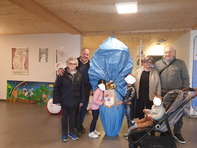 Un Uovo grande così L'uovo portato alla Casa Rossa di Genova